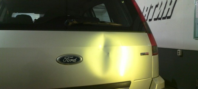 Ford Fusion — вмятина на крышке багажника