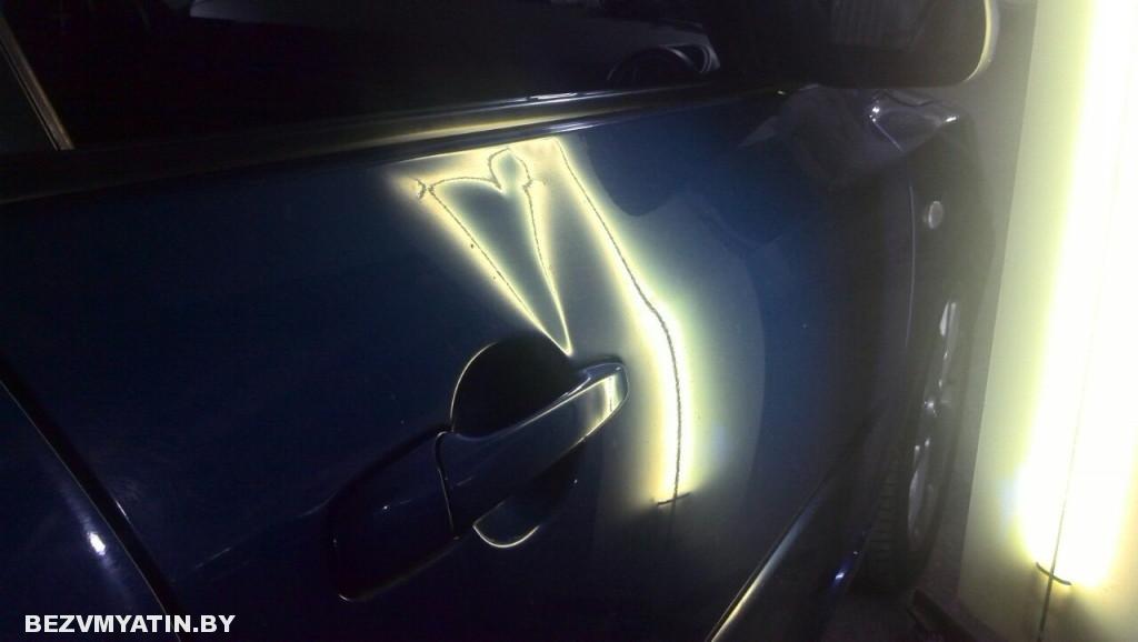 Mazda 3 - вмятина на передней правой двери до выправления