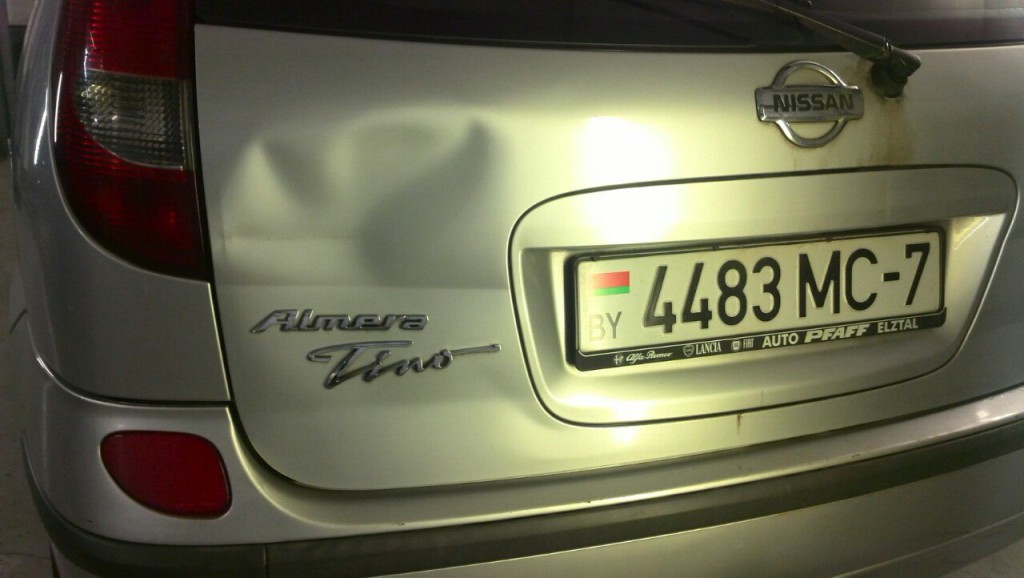 Nissan Almera Tino - вмятина на крышке багажника до ремонта