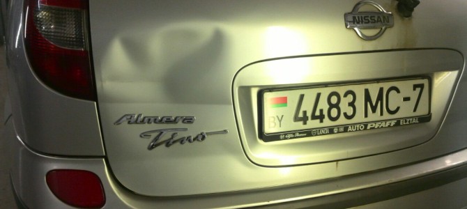 Nissan Almera Tino — вмятина на крышке багажника.