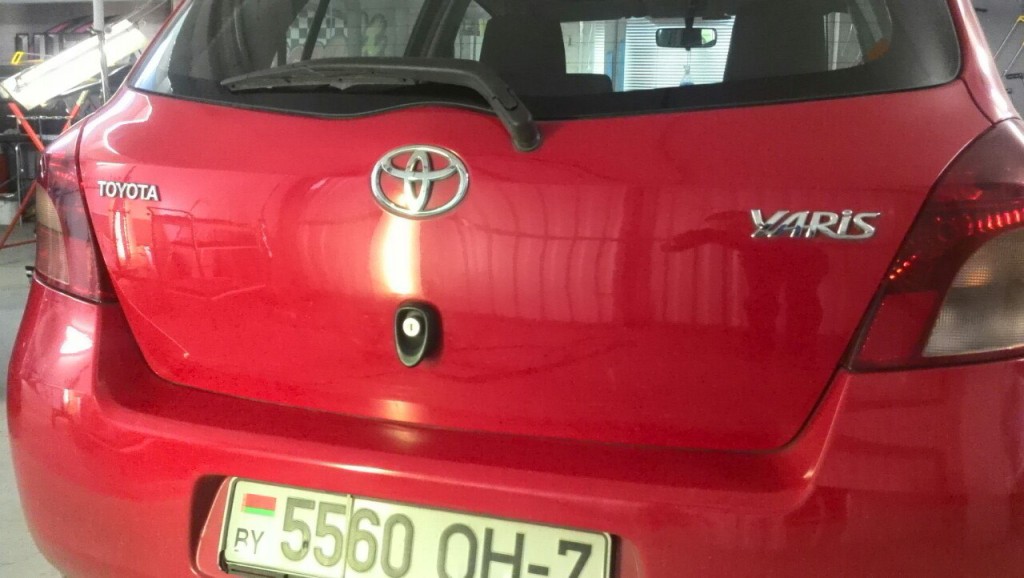 Toyota Yaris - вмятина на крышке багажника после ремонта