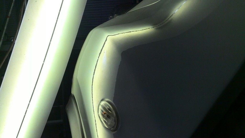 Nissan Juke - вмятина на переднем левом крыле после удаления