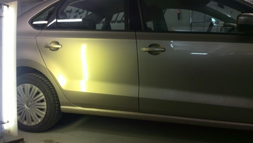 Volkswagen Polo - вмятина на задней правой двери после ремонта