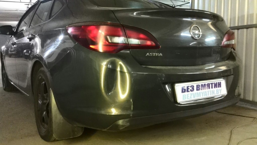 Opel Astra - вмятина на заднем бампере до ремонта