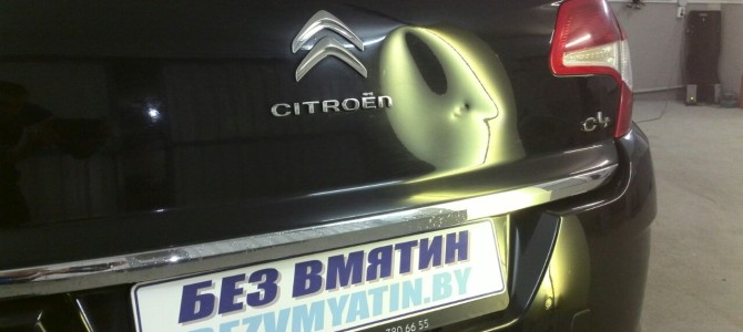 Citroen C4 — вмятина на крышке багажника.