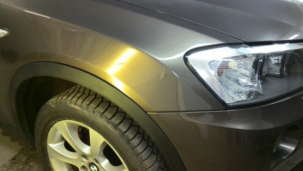 BMW X3 - вмятина на переднем крыле после ремонта
