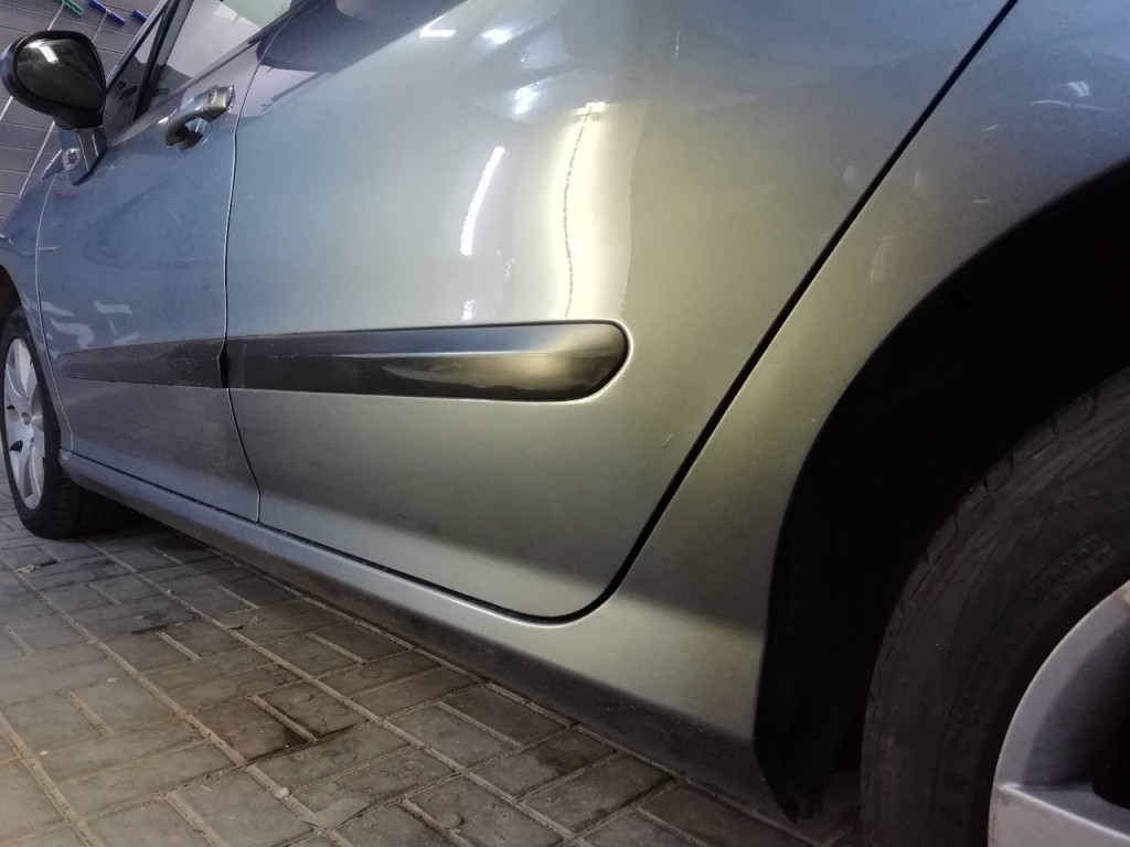 Peugeot 308 - вмятина на задней двери после удаления