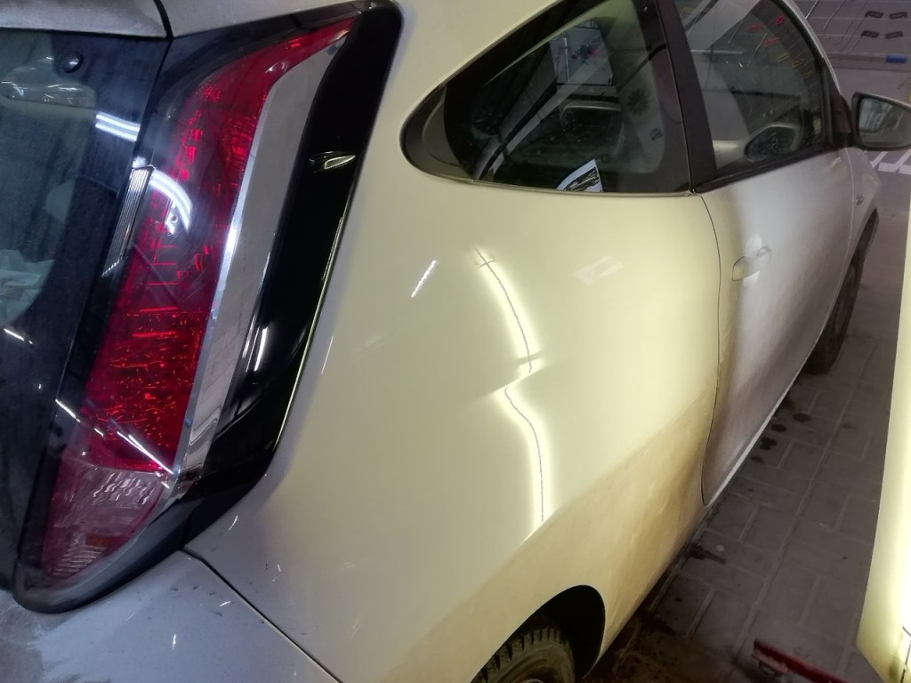 Toyota Aygo - вмятина на заднем крыле после ремонта