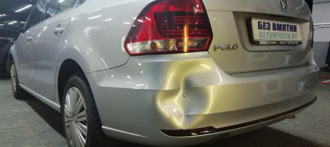 VW POLO — вмятина на заднем бампере.