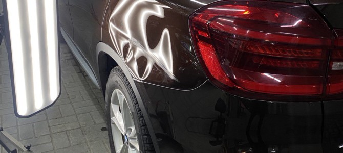 Жесткая вмятина на задней боковине BMW X3 сделана без покраски